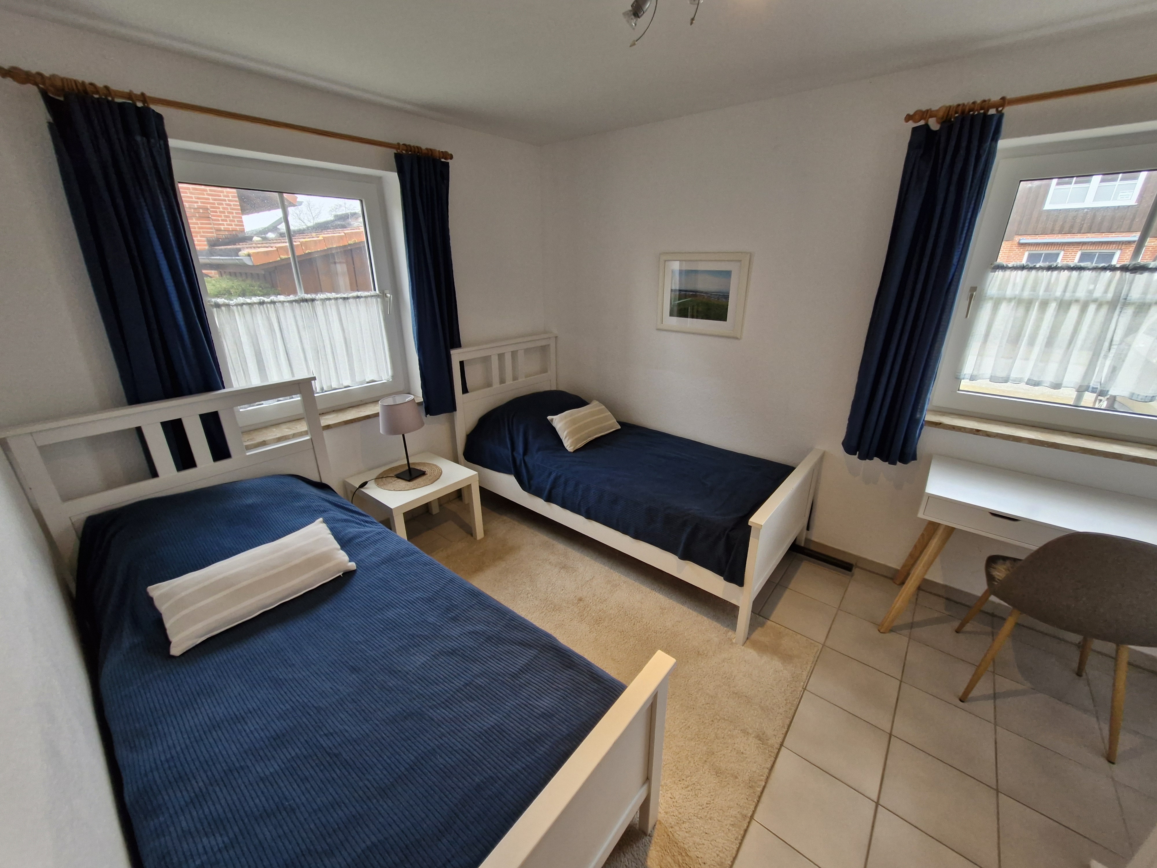 Kleines Schlafzimmer mit Einzelbetten